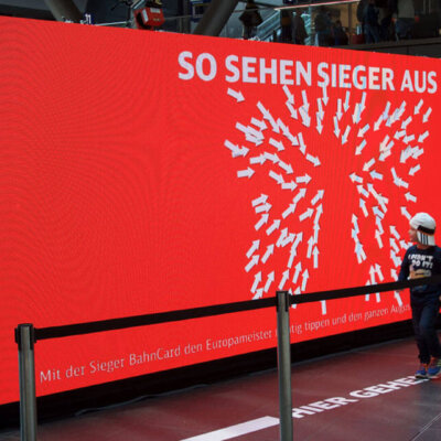 Interaktiver LED-Screen als Werbung für die BahnCard25