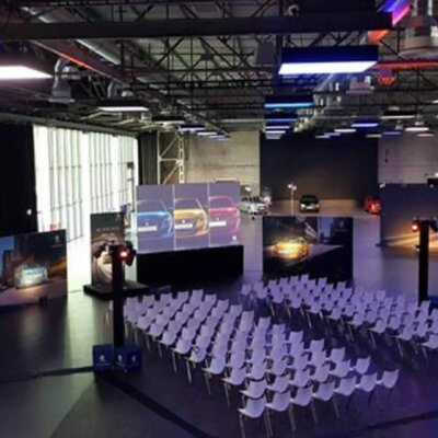 Setup einer Tagung in einer Lagerhalle