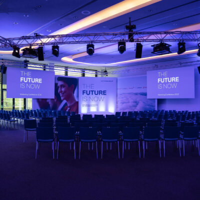 Bühnen-Setup der Lufthansa Marketing Conference 2022 im Lufthansa Tagungshotel Seeheim