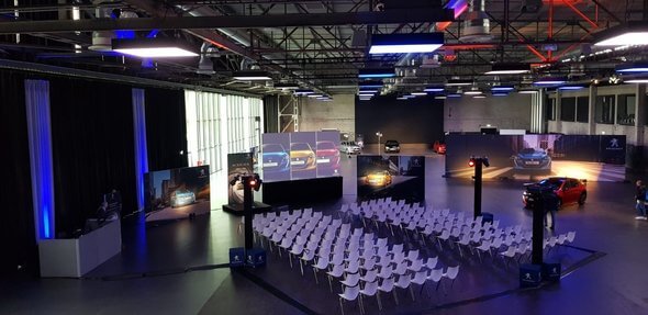 csm foto setup tagung mit autos in lagerhalle 798f959c45 psa 2