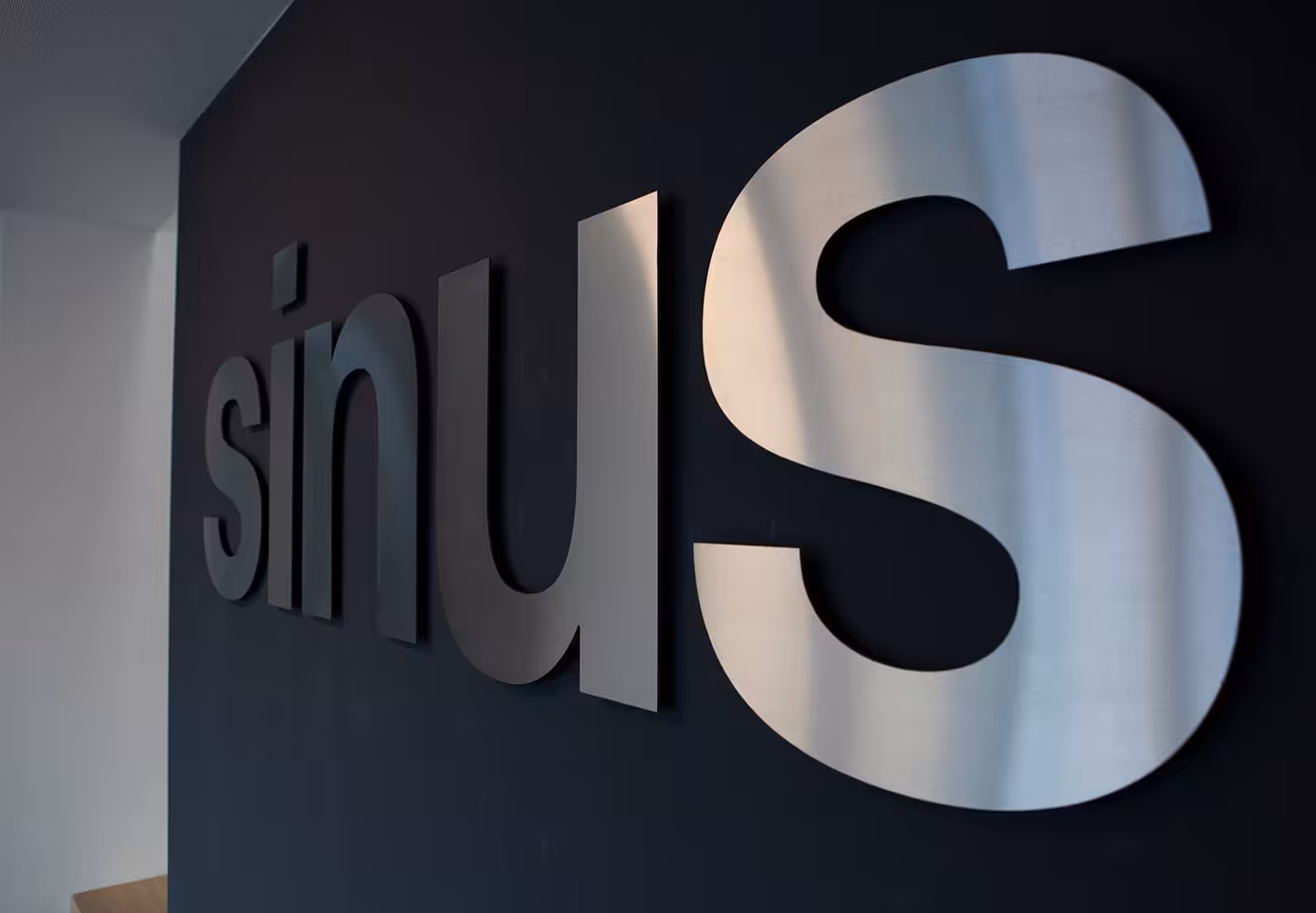 Sinus Haupteingang Schriftzug